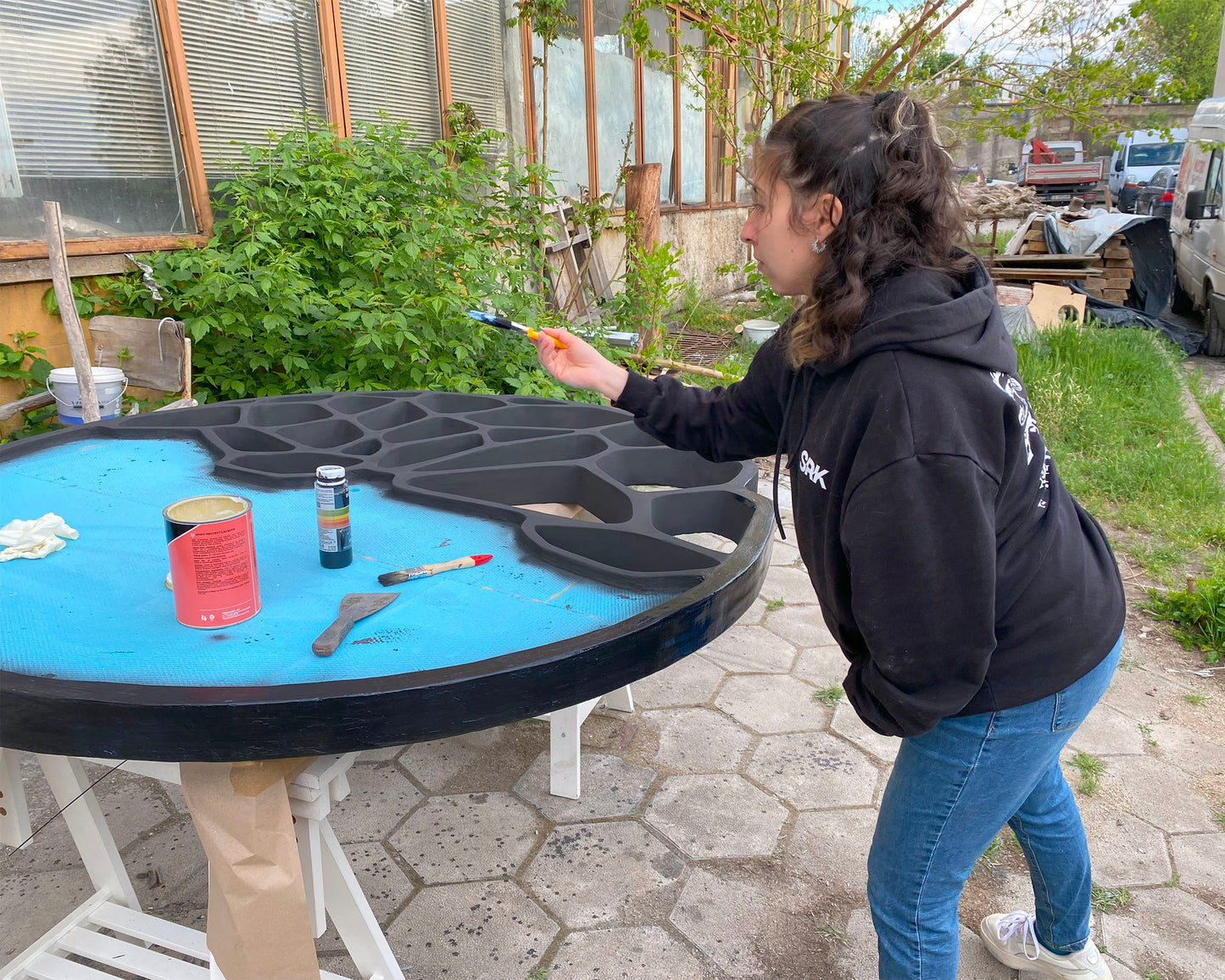 GIGA KLETKA human-sized clock