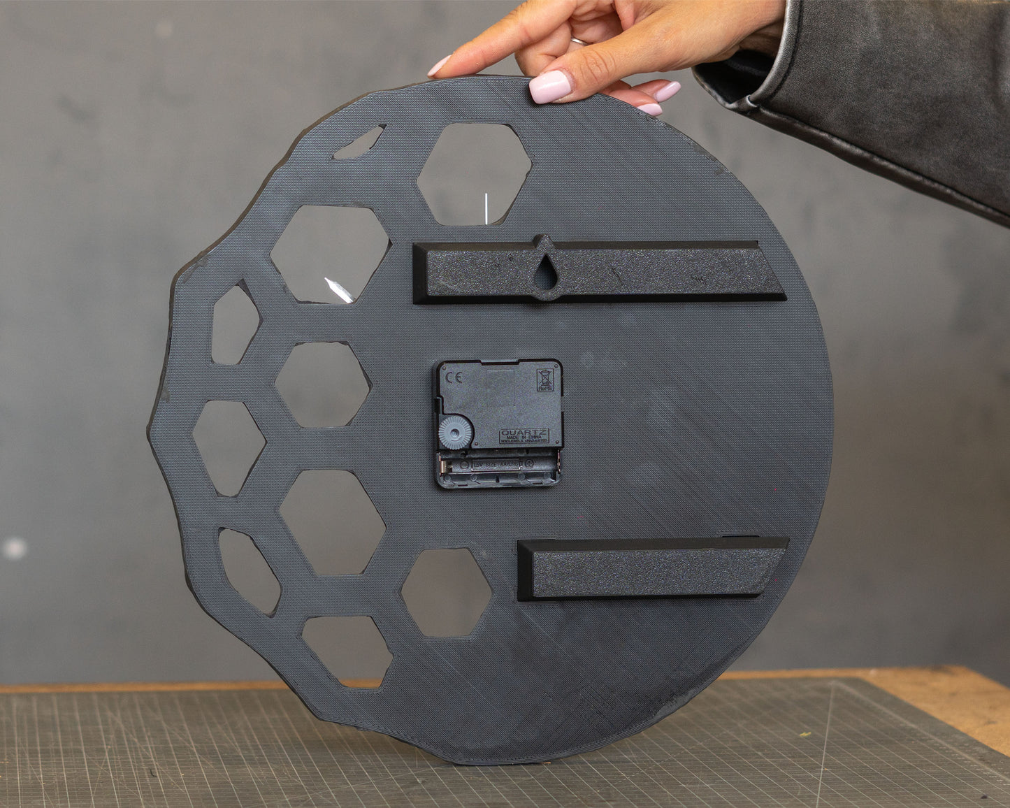 KLETKA 4 faux rock wall clock