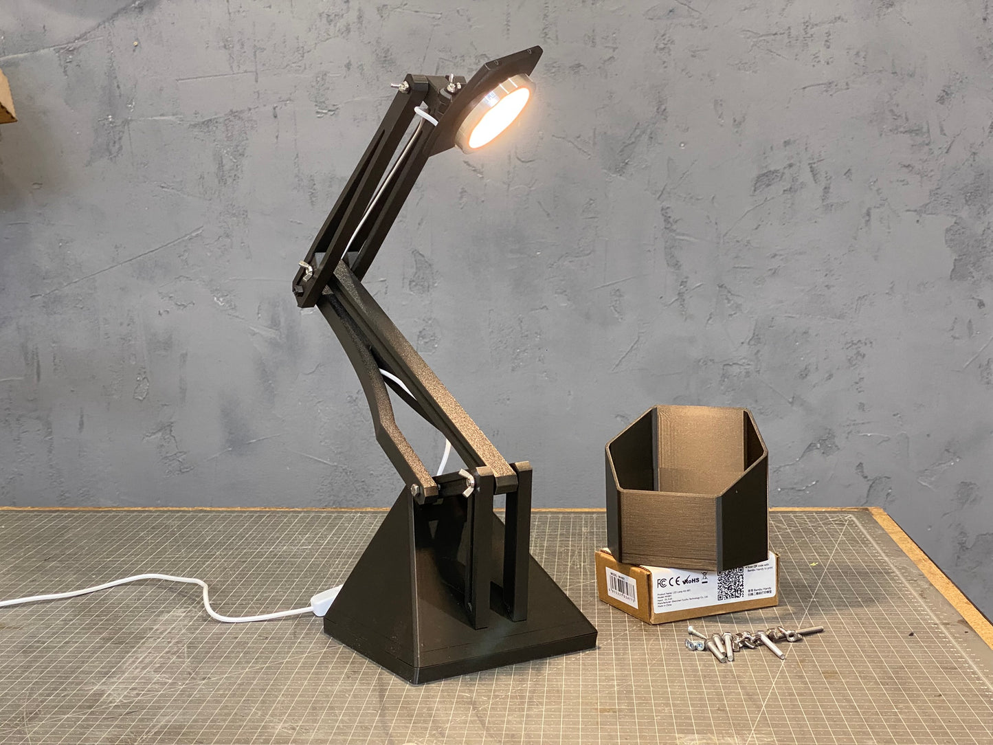 "MASHINA" Articulated Desk Lamp DIGITAL DESIGN for 3D Printing, STL