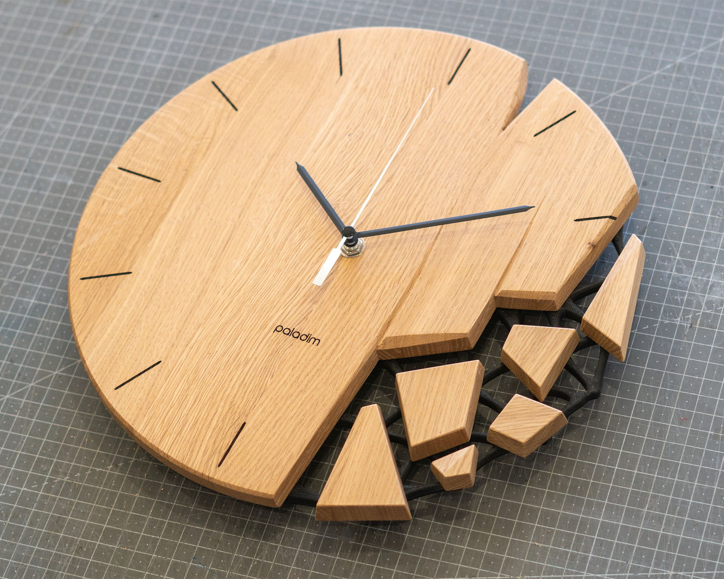 Счупен стенен часовник ВРЕМЕ, дъб