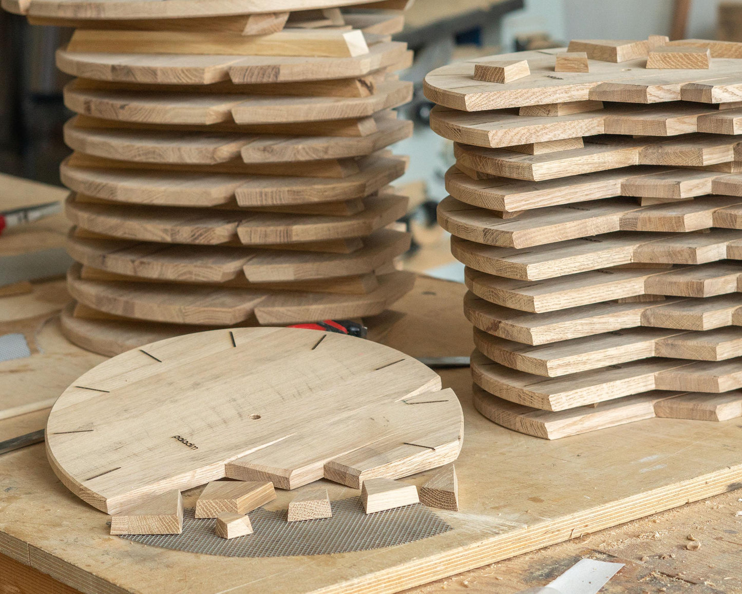 Счупен стенен часовник ВРЕМЕ, дъб