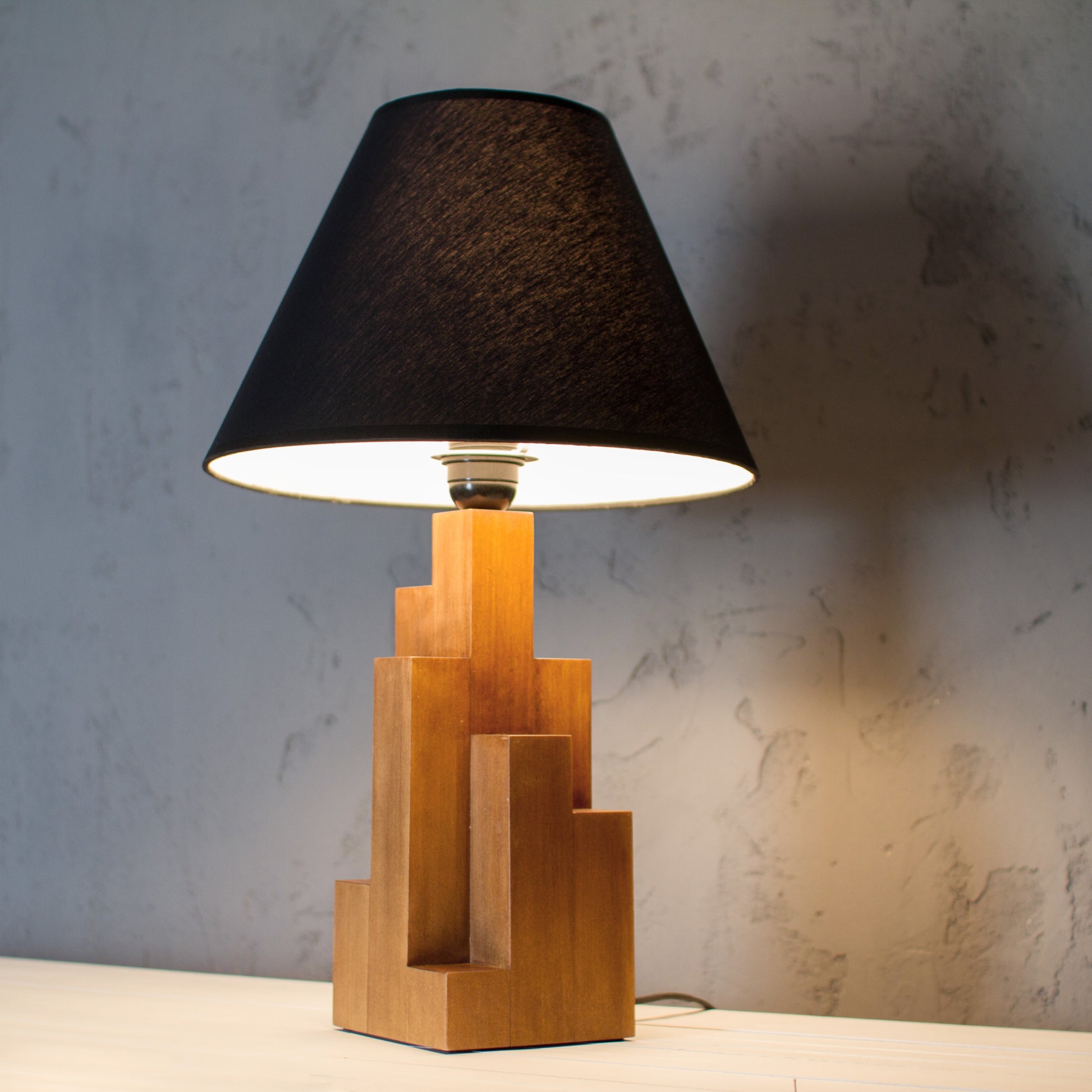 Cube table lamp in wood, E27 base compatible, IP20 Cube table lamp in wood, E27 base compatible, IP20