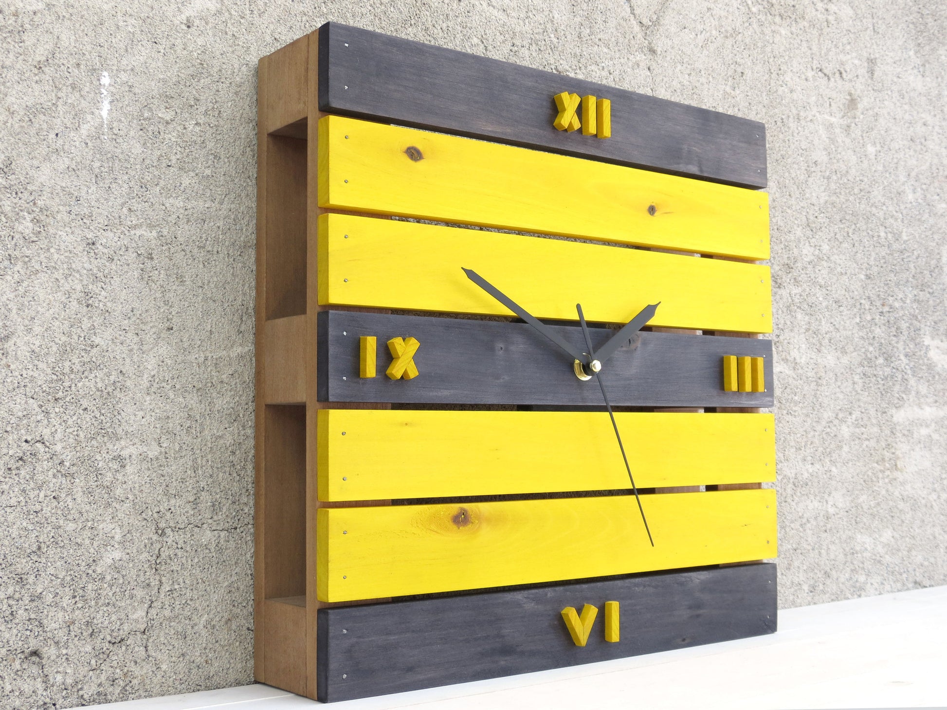 "Pallet Bee" wall clock 30x30cm (12"x12") - Paladim Handmade