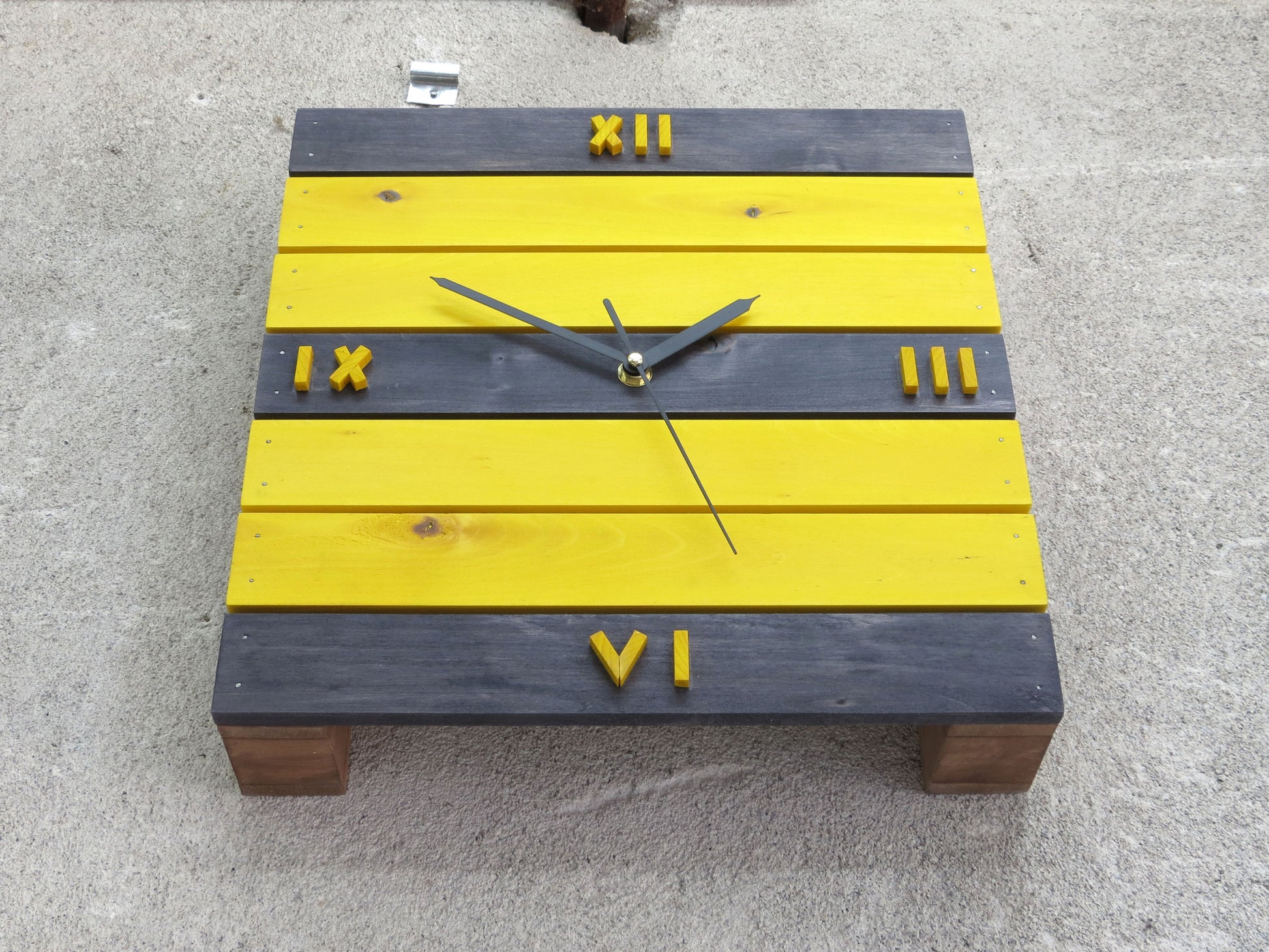 "Pallet Bee" wall clock 30x30cm (12"x12") - Paladim Handmade